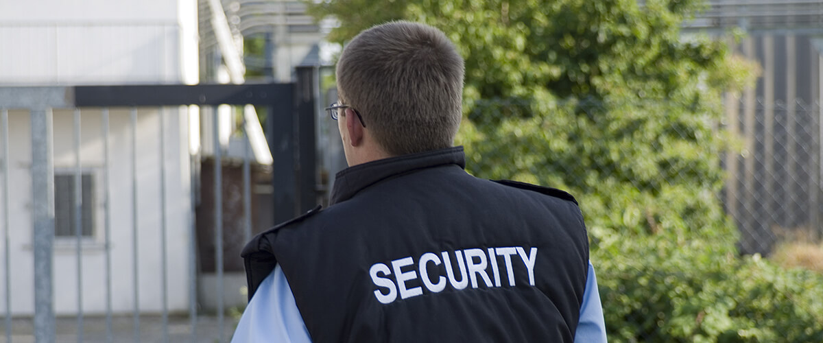 Sicherheitsmitarbeiter mit Security-Weste