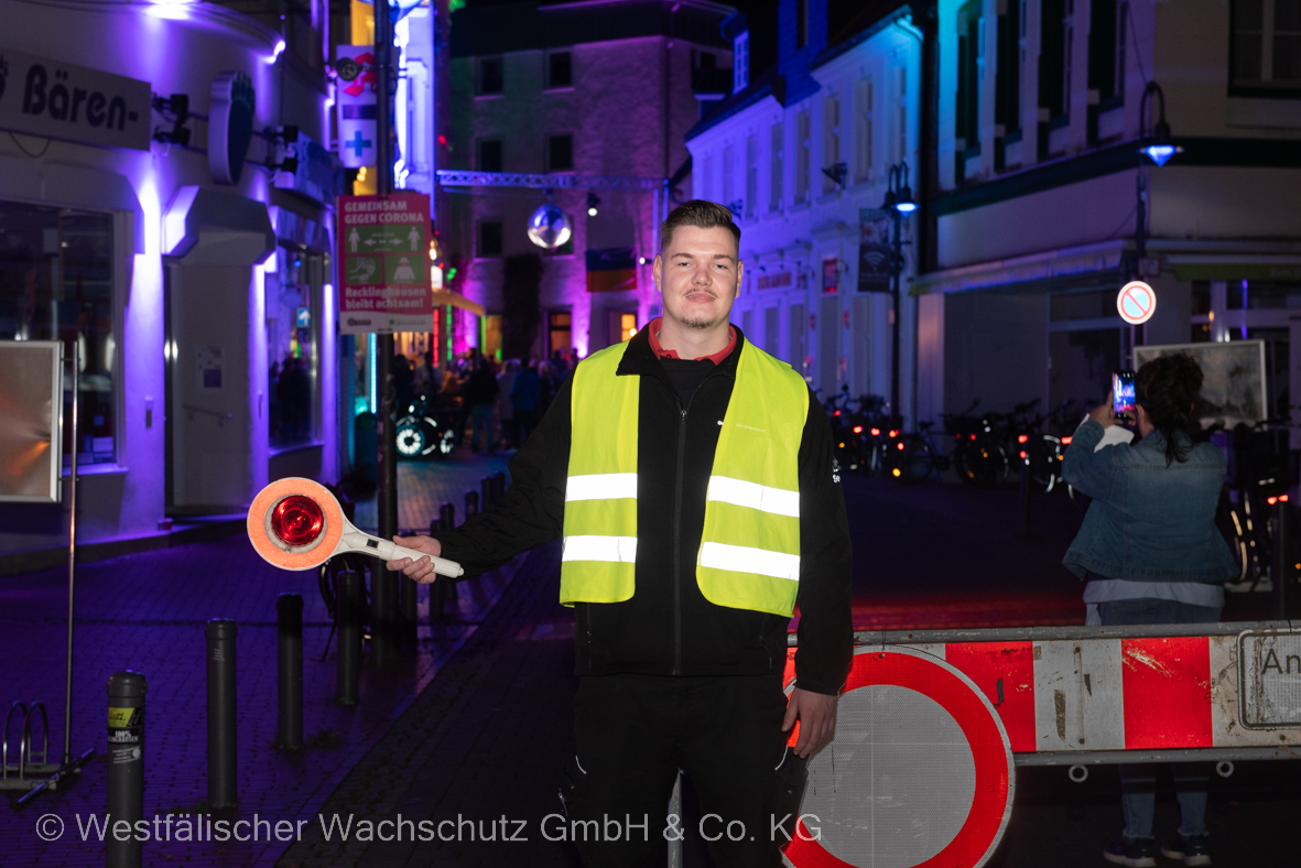 Mitarbeiter Westfälischer Wachschutz bei Recklinghausen leuchtet